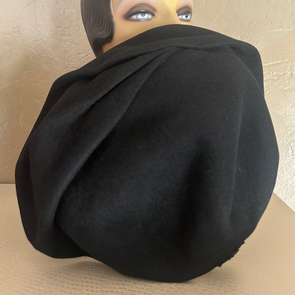 FASHIONABLE 1940s\' BLACK FELT INTRICATELY FOLDED BERET + GROSGRAIN TRIM + BROOCH main image 5
